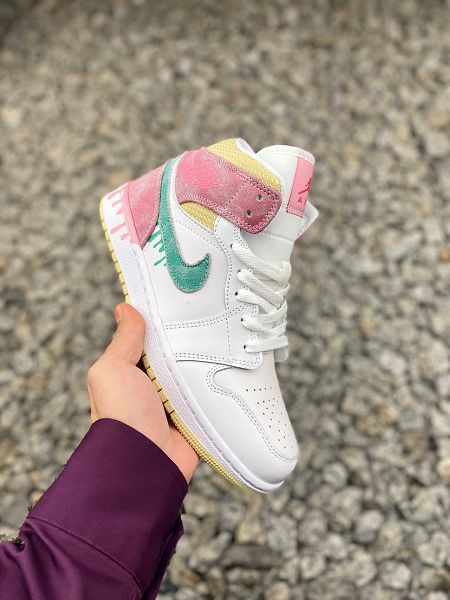 Nike Air Jordan 1 Mid 2021新款 喬丹1代文化女款籃球鞋 帶半碼