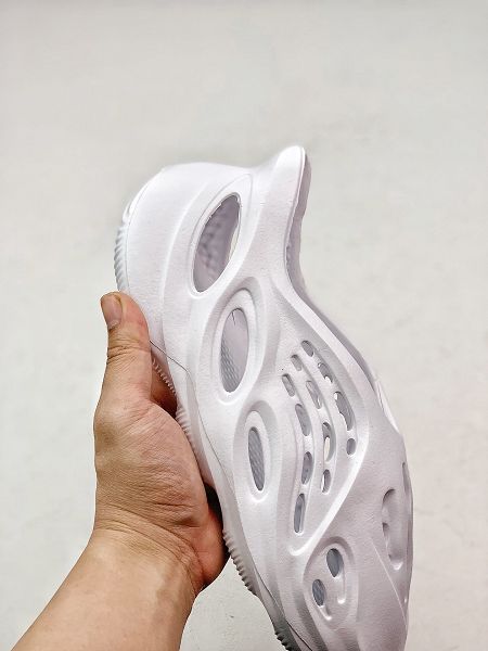 Adidas Yeezy Foam Runner 2020新款 情侶款透氣洞洞鞋